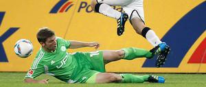 Mönchengladbachs Tony Jantschke (r.) kämpft mit Wolfsburgs Thomas Hitzelsperger um den Ball.