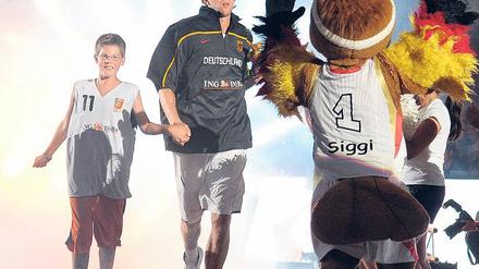 Vors Licht geführt. Nowitzki erzielte bei seinem Comeback im Nationalteam 18 Punkte und war bester deutscher Werfer. Foto: dpa