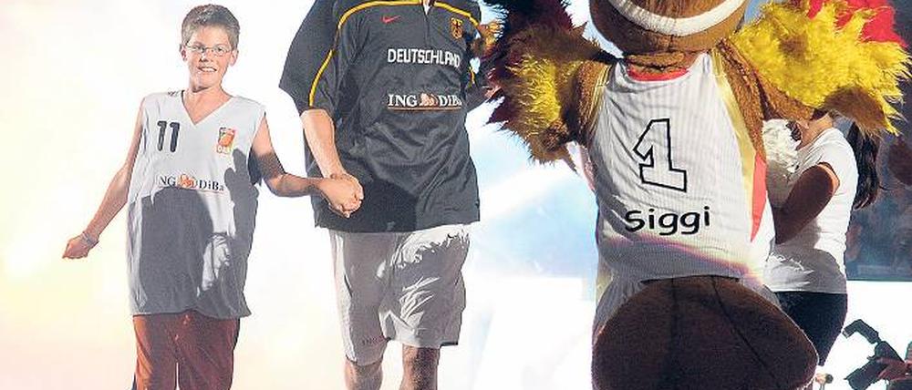 Vors Licht geführt. Nowitzki erzielte bei seinem Comeback im Nationalteam 18 Punkte und war bester deutscher Werfer. Foto: dpa