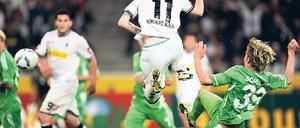 Volley schwerelos. Der Mönchengladbacher Marco Reus erzielt per Direktabnahme aus der Luft das 4:1. Foto: dapd