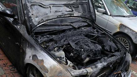 Dutzende Fahrzeuge standen in Berlin in den vergangenen Nächten in Flammen. Diesen BMW traf es in der Nacht zu Mittwoch. Seitdem verging keine Nacht ohne neue Brandstiftungen.