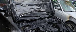 Dutzende Fahrzeuge standen in Berlin in den vergangenen Nächten in Flammen. Diesen BMW traf es in der Nacht zu Mittwoch. Seitdem verging keine Nacht ohne neue Brandstiftungen.
