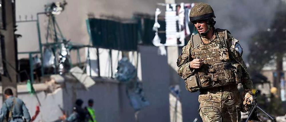 Britischer Soldat vor zerstörten Gebäuden, die zum British Council in Kabul gehören.