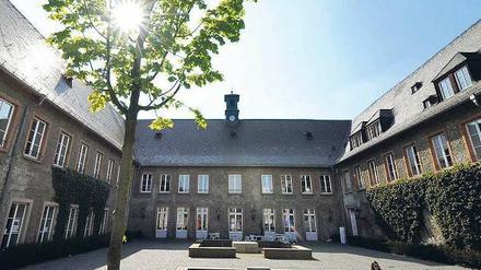 Im Zwielicht. Die EBS-Hochschule (hier in Rüdesheim) wirbt als „Uni“ für sich – dabei steht ihr der Titel noch nicht zu.