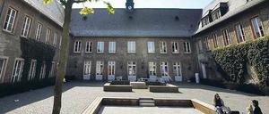 Im Zwielicht. Die EBS-Hochschule (hier in Rüdesheim) wirbt als „Uni“ für sich – dabei steht ihr der Titel noch nicht zu. 