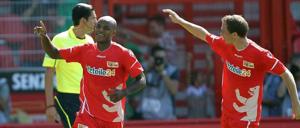 Silvio (l.) jubelt nach seinem Treffer zum 1:1-Ausgleich mit Patrick Kohlmann.