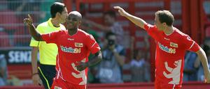 Silvio (l.) jubelt nach seinem Treffer zum 1:1-Ausgleich mit Patrick Kohlmann.