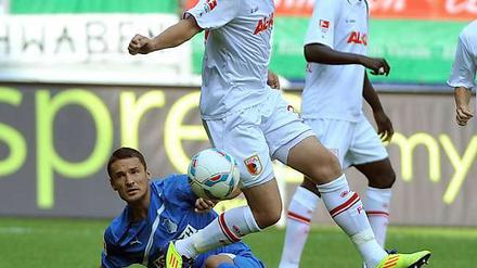 Sejad Salihovic (l.) erzielte das entscheidenen Tor zum 2:0, während Augsburgs Stürmer Sascha Mölders (m.) diesmal ohne Treffer blieb.