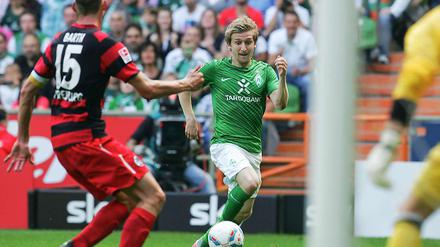 Als die Bremer um Marko Marin (r.) nach einer halben Stunde Fahrt aufnahmen offenbarte die Abwehr des SC Freiburg einige Löcher.