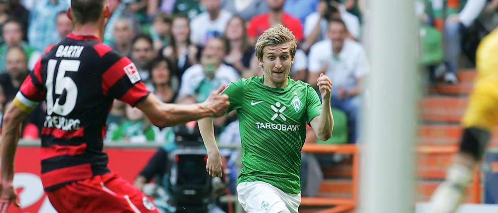 Als die Bremer um Marko Marin (r.) nach einer halben Stunde Fahrt aufnahmen offenbarte die Abwehr des SC Freiburg einige Löcher.