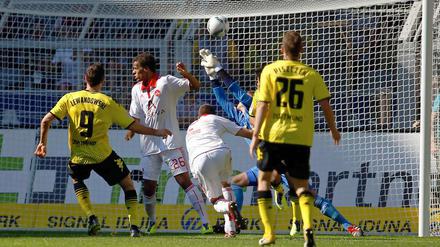 Robert Lewandowski (l.) bei seinem Treffer zum 1:0. Der ehemalige Herthaner Lukasz Piszczek (r.) leitete die Führung in Zusammenspiel mit Mario Götze ein.