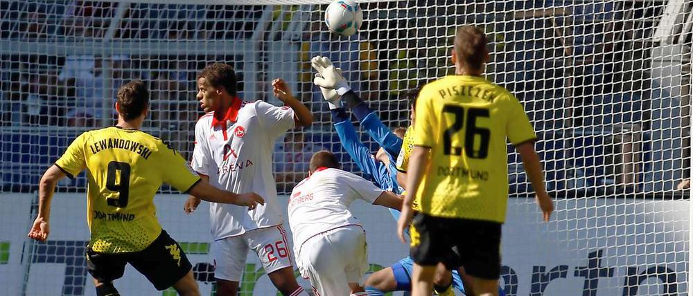 Robert Lewandowski (l.) bei seinem Treffer zum 1:0. Der ehemalige Herthaner Lukasz Piszczek (r.) leitete die Führung in Zusammenspiel mit Mario Götze ein.