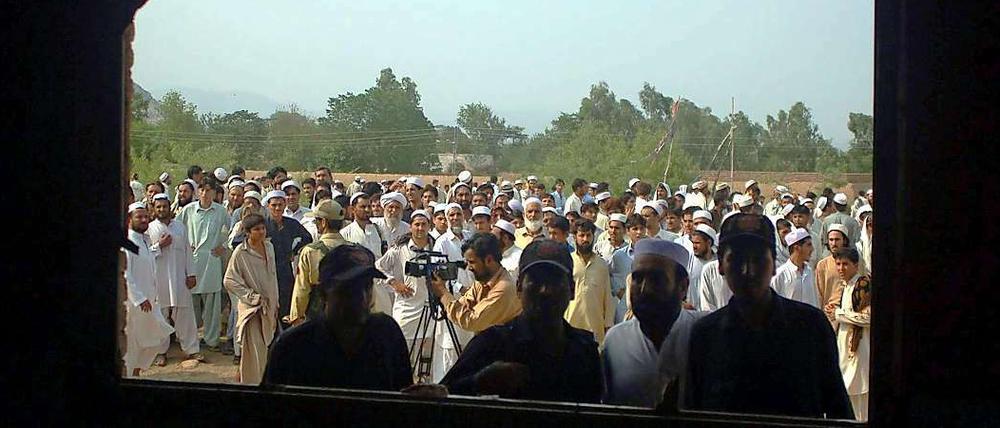 Vor der Moschee in Jamrud versammelte sich nach dem Anschlag eine Menschenmenge.