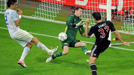 Mario Gomez (r.) vergibt gegen Zürichs Ricardo Rodriguez (l.) und Torwart Johnny Leoni eine Torchance. 