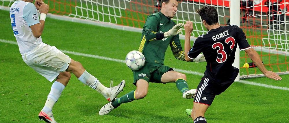 Mario Gomez (r.) vergibt gegen Zürichs Ricardo Rodriguez (l.) und Torwart Johnny Leoni eine Torchance. 
