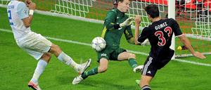 Mario Gomez (r.) vergibt gegen Zürichs Ricardo Rodriguez (l.) und Torwart Johnny Leoni eine Torchance. 