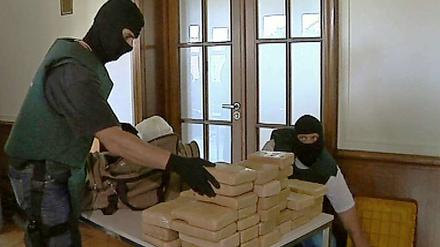 Polizeibeamte präsentierten am Freitag den spektakulären Drogenfund den Medien.