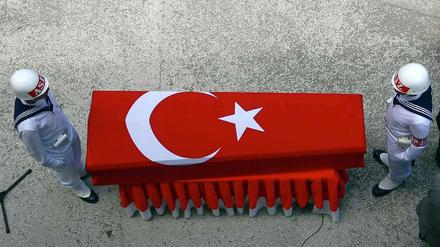 Bei einem Angriff der PKK auf einen türkischen Militärkonvoi sind am Mittwoch zwölf Menschen ums Leben gekommen.