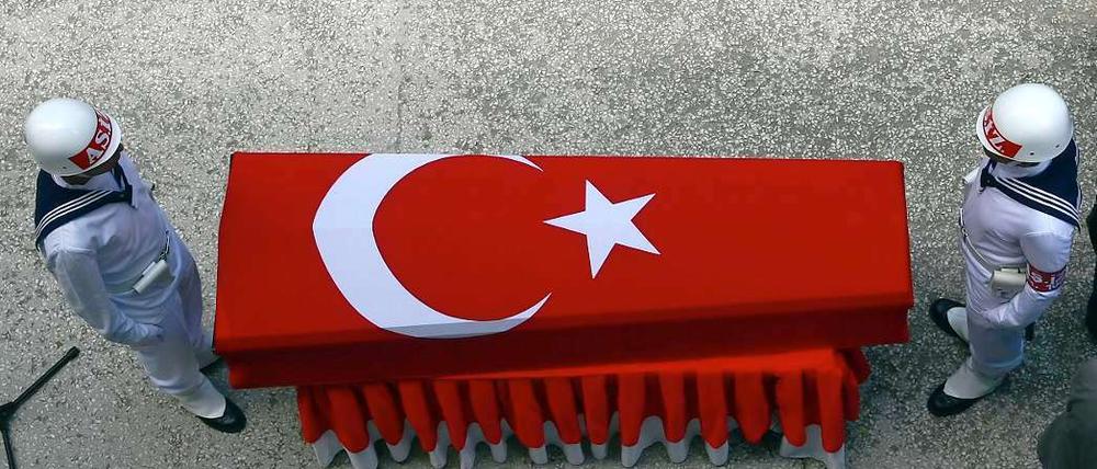 Bei einem Angriff der PKK auf einen türkischen Militärkonvoi sind am Mittwoch zwölf Menschen ums Leben gekommen.