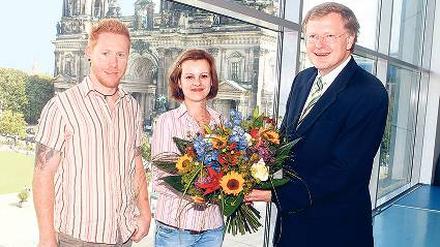 100 000 und 100 001. Adrian Dreke mit Ehefrau Maxi und Manfred Rettig, Vorstand des Humboldtforum. Foto: Davids