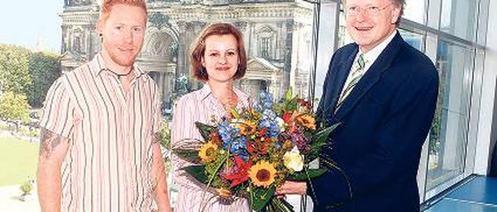 100 000 und 100 001. Adrian Dreke mit Ehefrau Maxi und Manfred Rettig, Vorstand des Humboldtforum. Foto: Davids