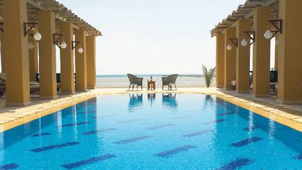 Traute Zweisamkeit und Ruhe am Hotelpool? Immer mehr Veranstalter bewerben den „Urlaub ohne Kinder“ offensiv – mit Erfolg. Foto: mauritius images