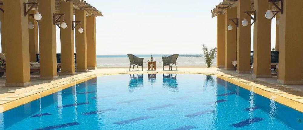 Traute Zweisamkeit und Ruhe am Hotelpool? Immer mehr Veranstalter bewerben den „Urlaub ohne Kinder“ offensiv – mit Erfolg. Foto: mauritius images