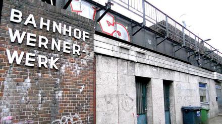 Erster Halt: Wernerwerk. Der Bahnhof an der Siemensdamm ist heute mit Stacheldraht gesichert, im Erdgeschoss befindet sich eine Kneipe. Kunden kommen aber schon seit 1980 nicht mehr mit der S-Bahn. Wer die Strecke erkunden will, muss Glück haben - selten bieten Bezirk, Bahn oder Ortsvereine Führungen an. 