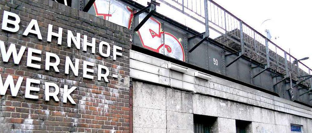 Erster Halt: Wernerwerk. Der Bahnhof an der Siemensdamm ist heute mit Stacheldraht gesichert, im Erdgeschoss befindet sich eine Kneipe. Kunden kommen aber schon seit 1980 nicht mehr mit der S-Bahn. Wer die Strecke erkunden will, muss Glück haben - selten bieten Bezirk, Bahn oder Ortsvereine Führungen an. 