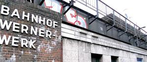 Erster Halt: Wernerwerk. Der Bahnhof an der Siemensdamm ist heute mit Stacheldraht gesichert, im Erdgeschoss befindet sich eine Kneipe. Kunden kommen aber schon seit 1980 nicht mehr mit der S-Bahn. Wer die Strecke erkunden will, muss Glück haben - selten bieten Bezirk, Bahn oder Ortsvereine Führungen an.