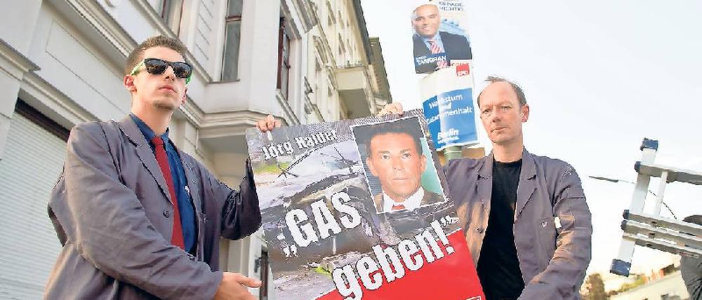 Schmutziger Wahlkampf. Satiriker Martin Sonneborn mit dem neuen Plakat. Foto: dpa