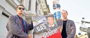 Schmutziger Wahlkampf. Satiriker Martin Sonneborn mit dem neuen Plakat. Foto: dpa