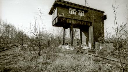 1996 war Jörn Hasselmann auf der stillgelegten Siemensbahn unterwegs. Schon damals war das alte Reiterstellwerk am Bahnhof Gartenfeld völlig zugewachsen.
