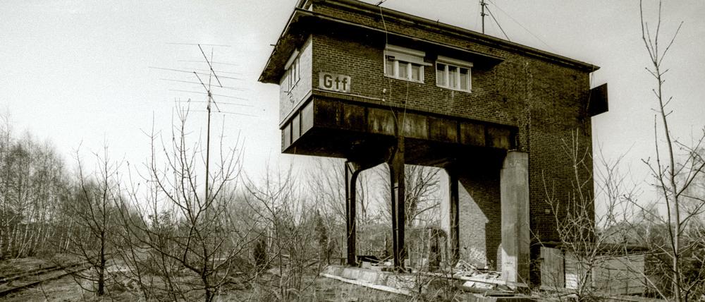 1996 war Jörn Hasselmann auf der stillgelegten Siemensbahn unterwegs. Schon damals war das alte Reiterstellwerk am Bahnhof Gartenfeld völlig zugewachsen.
