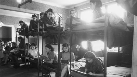 Vorübergehendes Zuhause. Das DP Camp in Berlin-Mariendorf hatte alle nötigen Einrichtungen einer kleinen Stadt. Hier ein Blick in den Mädchenschlafsaal.