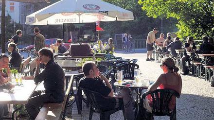 Kreuzköllner Mix: Am Maybachufer lässt es sich leben. Wohnungen sind in der Gegend heiß begehrt – und werden immer teurer. Alteingesessene können sich die steigenden Mieten oft nicht mehr leisten. 
