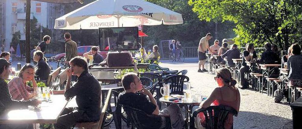 Kreuzköllner Mix: Am Maybachufer lässt es sich leben. Wohnungen sind in der Gegend heiß begehrt – und werden immer teurer. Alteingesessene können sich die steigenden Mieten oft nicht mehr leisten.
