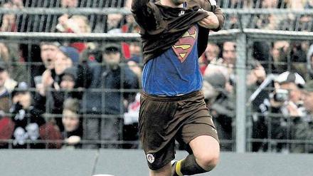 Möchtegern-Superman René Schnitzler machte nur ein Erstliga-Spiel, führte aber das Leben eines Weltstars. Am Ende hatte er 150 000 Euro Schulden. 