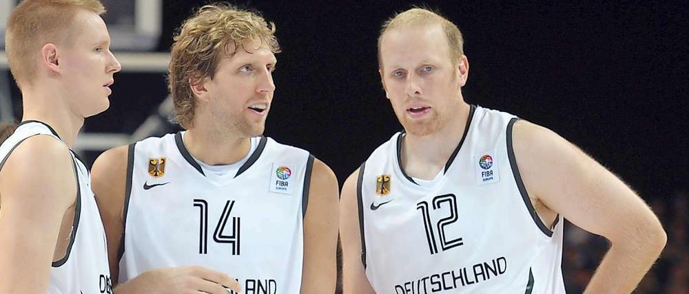 Zusammen mit NBA-Kollege Dirk Kaman (r.) spielte sich Dirk Nowitzki (m.) nach längerer Abstinenz im Nationaltrikot für die EM in Litauen ein.