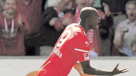 Jubel eines Nervenstarken. Mosquera erzielte das 2:1 gegen Bochum. Foto: dapd