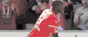 Jubel eines Nervenstarken. Mosquera erzielte das 2:1 gegen Bochum. Foto: dapd