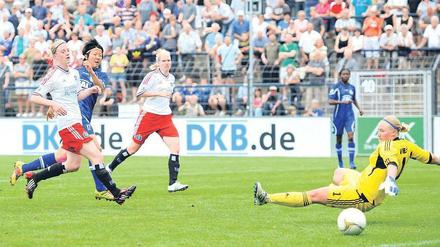 Die Weltmeisterin trifft. Die Japanerin Yuki Nagasato (Zweite von links) erzielt das Tor zum 2:0 für Turbine Potsdam. Am Ende hieß es 4:0 gegen den Hamburger SV. Foto: Jan Kuppert/PNN
