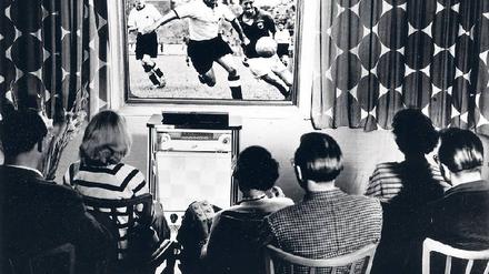Schön war die Zeit. Das Wunder von Bern verfolgte man noch gesittet im Familienkreise auf dem einzigen