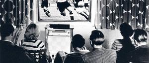 Schön war die Zeit. Das Wunder von Bern verfolgte man noch gesittet im Familienkreise auf dem einzigen