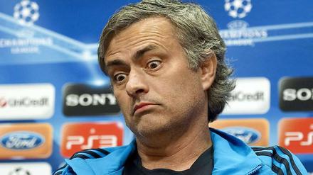 An Jose Mourinho scheiden sich die Geister: Für seine Bewunderer ist er der beste Trainer der Welt, seine Kritiker können über das Verhalten des Choosen One (Der Auserwählte), wie er sich selbst bezeichnet, nur den Kopf schütteln.
