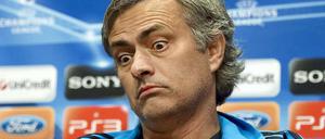 An Jose Mourinho scheiden sich die Geister: Für seine Bewunderer ist er der beste Trainer der Welt, seine Kritiker können über das Verhalten des Choosen One (Der Auserwählte), wie er sich selbst bezeichnet, nur den Kopf schütteln.