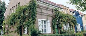 Tuschkastensiedlung. Hier ein Doppelhaus mit für Tauts Verhältnisse regelrecht dezenter, nämlich ockerfarbener Fassade.