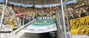 Ohren zuhalten. Dortmunder Fans in Hoffenheim.