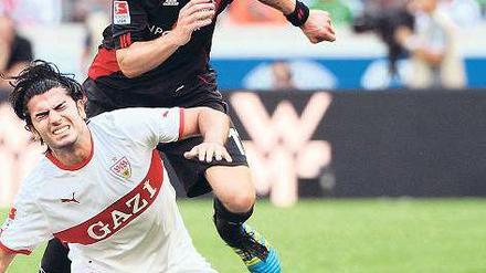 Ein Mann setzt sich durch. Stefan Kießling (rechts) gelang Bayers Siegtor. Hier gewinnt er das Duell gegen  Serdar Tasci. Foto: dpa