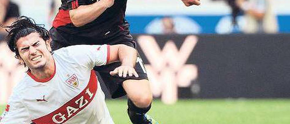Ein Mann setzt sich durch. Stefan Kießling (rechts) gelang Bayers Siegtor. Hier gewinnt er das Duell gegen  Serdar Tasci. Foto: dpa